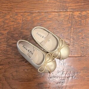 Toddler dress golden shoes.